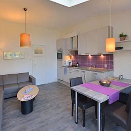 Gemuetliches Wohnzimmer des Ferienhauses 3 in einer Reihe in Renesse, Schouwen-Duiveland, mit moderner Kueche und Sitzecke fuer einen komfortablen Aufenthalt.