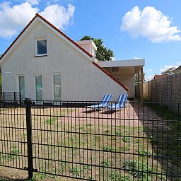 Vacation home Horizon 95 in Schouwen-Duiveland with enclosed garden, ideal for a carefree vacation in Zeeland.