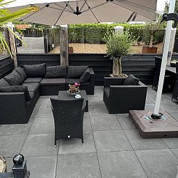 Gezellige zithoek op het terras van VZ2321 Vakantiechalet in Renesse, Zeeland.