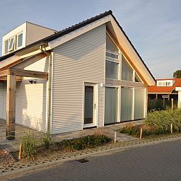 Strakke lijnen en modern design bij Het Witte Strandhuis in Renesse, Zeeland.