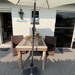 Entspannen Sie sich auf der Terrasse von VZ712 Apartment Renesse, einer Ferienwohnung in Schouwen-Duiveland.