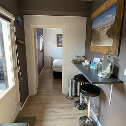 Gemuetliche Sitzecke im VZ712 Apartment Renesse, ideal fuer einen entspannten Aufenthalt in Zeeland.