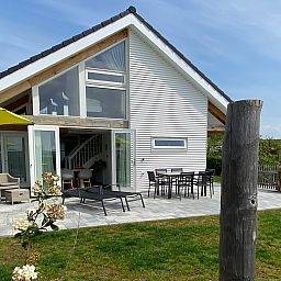 Aussenansicht des Ferienhauses Zonnedorp 29 Strandloper mit Terrasse und Garten in Renesse, Zeeland.