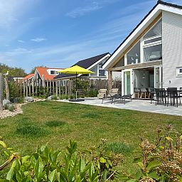 Geraeumiger Garten im Ferienhaus Zonnedorp 29 Strandloper in Renesse, Schouwen-Duiveland, Zeeland.
