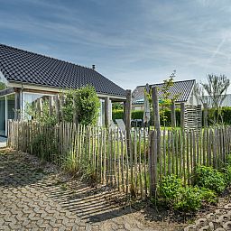 Gezellige buitenkant van Vakantiehuis Zonnedorp 27 Beach Villa in Renesse.