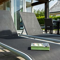 Ontspan op de ligstoelen van Vakantiehuis Zonnedorp 27 Beach Villa Renesse.