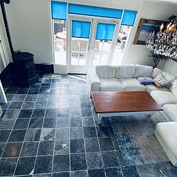 Gemuetliches Wohnzimmer in VZ704 Ferienhaus Renesse mit stilvoller Einrichtung, Renesse, Schouwen-Duiveland, Zeeland.