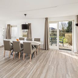 Gezellige woonkamer van SD6 Comfort bungalow in Renesse, Schouwen-Duiveland, Zeeland, met moderne inrichting en comfortabele zithoek.