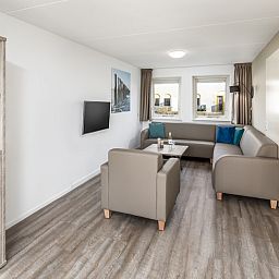 Gezellige binnenruimte van SD6 Comfort bungalow in Renesse, Schouwen-Duiveland, Zeeland met moderne eetkamer en keuken.