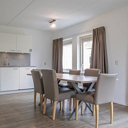 Moderne keuken in SD6 Comfort bungalow in Renesse, Schouwen-Duiveland, Zeeland met ruime eethoek en stijlvolle inrichting.