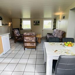 Ruime woonkamer in VZ182 Vakantiehuis Kerkwerve, Zeeland.