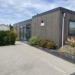Ingang van VZ1016 Vakantiechalet in Sint-Annaland met ruime oprit, Tholen, Zeeland.