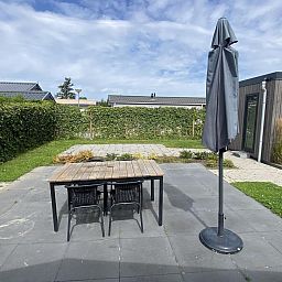 Terras van VZ1016 Vakantiechalet in Sint-Annaland met buitentafel, Tholen, Zeeland.