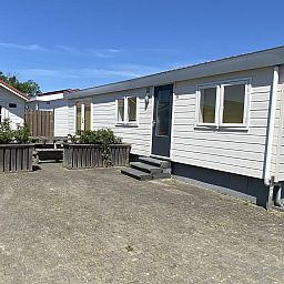Vooraanzicht van VZ478 Chalet 96 Sint-Annaland met ruime oprit, Tholen, Zeeland.