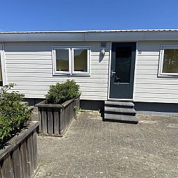 Ingang van VZ478 Chalet 96 Sint-Annaland met groene omgeving, Tholen, Zeeland.