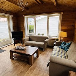 Gezellige woonkamer van VZ478 Chalet 96 Sint-Annaland met houten interieur, Tholen, Zeeland.