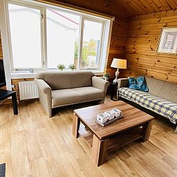 Lichte woonkamer in VZ478 Chalet 96 Sint-Annaland met comfortabele banken, Tholen, Zeeland.