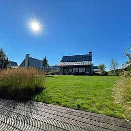 Green garden at Holiday home Oesterdam Resort in Tholen, perfect for relaxation in Zeeland.