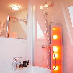 Stijlvolle badkamer met regendouche in Vakantiehuis Oesterdam Resort, Tholen, Zeeland, voor ultiem comfort.