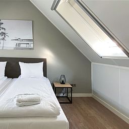 Comfortabele slaapkamer in Vakantiehuis Oesterdam Resort in Tholen, Zeeland met dakraam.