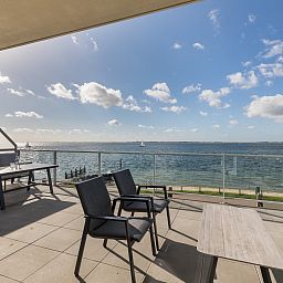 Geniet van het prachtige zeezicht vanaf het ruime terras van Appartement in Scherpenisse, gelegen in het schilderachtige Tholen, Zeeland.