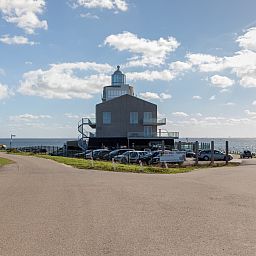 Appartement in Scherpenisse, Zeeland met prachtig uitzicht op zee, gelegen in Tholen. Geniet van de unieke architectuur en serene omgeving.