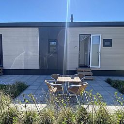 Terrasse von VZ873 Ferienchalet in Scherpenisse, ideal fuer Mahlzeiten im Freien in Tholen, Zeeland.