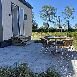 Sonnenterrasse im VZ873 Ferienchalet in Scherpenisse, ideal zum Entspannen in Tholen, Zeeland.