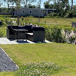 Gemuetliche Sitzgelegenheiten im Freien im VZ873 Ferienchalet in Scherpenisse, umgeben von Natur in Tholen, Zeeland.
