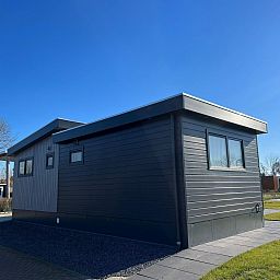 Achterzijde van VZ2317 Luxe vakantiechalet in Scherpenisse, Zeeland met ruime buitenruimte.