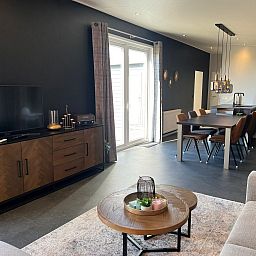 Eetkamer en keuken in VZ2317 Luxe vakantiechalet in Scherpenisse, Zeeland met moderne inrichting.