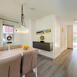Stijlvolle eetkamer in Banckert Luxe Outdoor 4 vakantiehuis, Koudekerke, Walcheren, Zeeland, met moderne inrichting en veel natuurlijk licht.