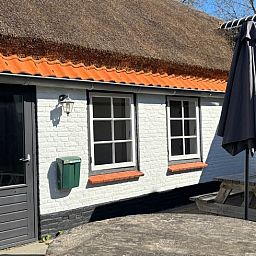 Zonnig terras bij Huisje in Koudekerke, charmant vakantieverblijf in Zeeland.
