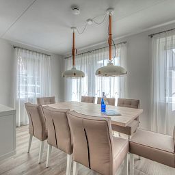 Stilvolles Esszimmer des Ferienhauses De With Luxe 8 in Koudekerke, Walcheren, Zeeland mit moderner Einrichtung und viel natuerlichem Licht.