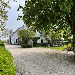Entrance to VZ034 Apartment Koudekerke, vacation home in Koudekerke, Walcheren, surrounded by greenery and trees.