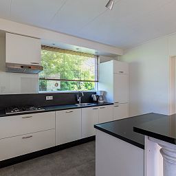 Gemuetliches Wohnzimmer des Ferienhauses ZE142 in Koudekerke, Walcheren mit Kamin und Aussicht.