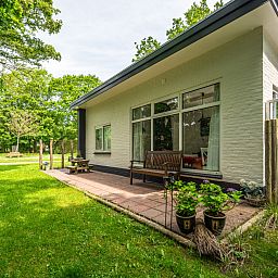 Terrasse des Ferienhauses ZE722 in Oostkapelle, Walcheren, Zeeland mit Snacks und Getraenken.