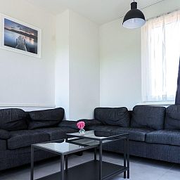 Modernes Wohnzimmer in VZ488 Ferienhaus Oostkapelle, Walcheren, Zeeland.