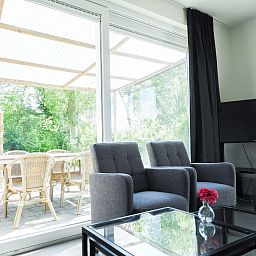 Heller Sitzbereich mit Blick auf die Terrasse im VZ488 Ferienhaus Oostkapelle.