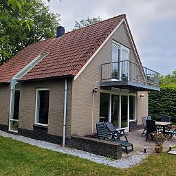 Zijaanzicht van VZ2330 Vakantiehuis in Oostkapelle met balkon en tuin, Walcheren, Zeeland.