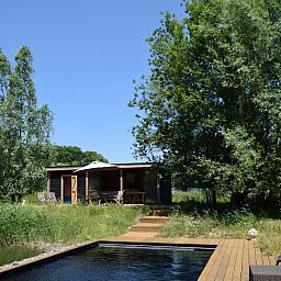 VZ2350 Appartement in Oostkapelle, Walcheren, met rustieke tuin en vijver.