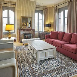 Gezellige woonkamer in VZ2350 Appartement, Oostkapelle, Walcheren, met open haard.