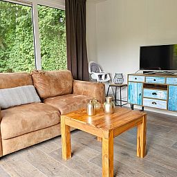 Comfortabele zithoek in Huisje in Oostkapelle, Walcheren, met uitzicht op de natuur.