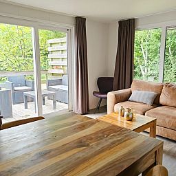 Huisje in Oostkapelle, Walcheren, met uitzicht op terras en groene omgeving.