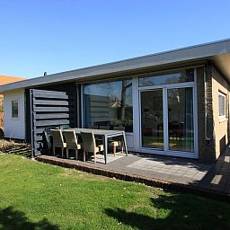 Ruim terras van VZ986 Vakantiebungalow in Oostkapelle voor ontspanning in Walcheren, Zeeland.
