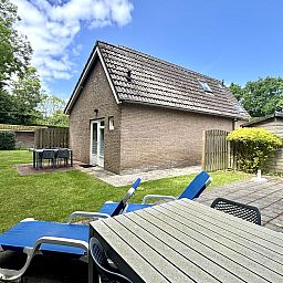 Uitzicht op het terras van Appartement Boszicht 6 in Oostkapelle, Walcheren, Zeeland.