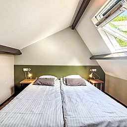 Slaapkamer met dakraam in Appartement Boszicht 6, Oostkapelle, Walcheren, Zeeland.