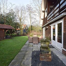 Seitenansicht von VZ1174 Ferienhaus in Oostkapelle, Walcheren, mit schoener Terrasse.
