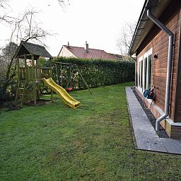 Spielplatz im Garten des Ferienhauses VZ1174 in Oostkapelle, ideal fuer Kinder.