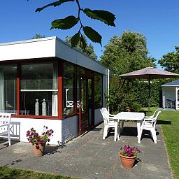 Ruim terras bij VZ1184 Vakantiebungalow in Oostkapelle, ideaal voor buiten dineren in Walcheren, Zeeland.